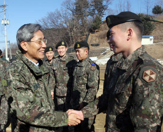 윤종규 KB국민은행장이(왼쪽)이 26일 경기도 연천 군부대를 방문해 장병들과 악수하고 있다.